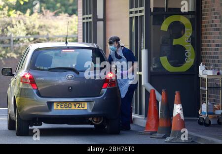 Leicester, Leicestershire, Royaume-Uni. 24 avril 2020. Une femme vêtue d'un équipement de protection individuelle effectue un test Covid-19 sur un travailleur clé lors d'un passage en voiture à McDonaldÕs pendant le verrouillage en cas de pandémie de coronavirus. Credit Darren Staples/Alay Live News. Banque D'Images