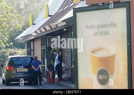 Leicester, Leicestershire, Royaume-Uni. 24 avril 2020. Un travailleur met sur son équipement de protection personnelle pour effectuer un test Covid-19 lors d'un passage en voiture à McDonaldÕs pendant le verrouillage de la pandémie de coronavirus. Credit Darren Staples/Alay Live News. Banque D'Images