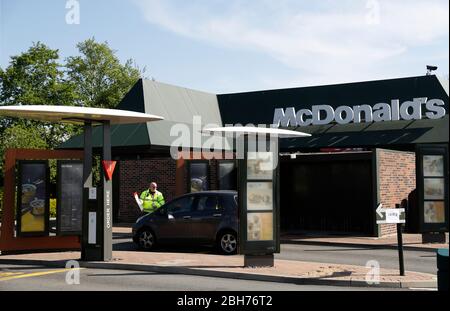 Leicester, Leicestershire, Royaume-Uni. 24 avril 2020. Un travailleur clé arrive pour un test de Covid-19 lors d'un essai de conduite de McDonaldÕs pendant le verrouillage de la pandémie de coronavirus. Credit Darren Staples/Alay Live News. Banque D'Images