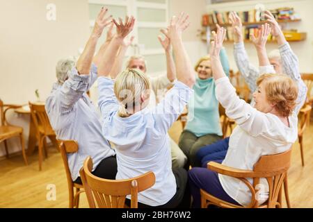 Groupe d'aînés dans la maison des personnes âgées faisant des exercices de séance ou de thérapie d'exercice Banque D'Images