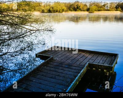 Pontons de pêche à Coate Water à Swindon. Banque D'Images