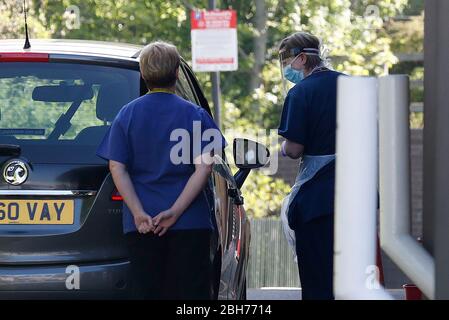 Leicester, Leicestershire, Royaume-Uni. 24 avril 2020. Une femme vêtue d'un équipement de protection individuelle effectue un test Covid-19 sur un travailleur clé lors d'un passage en voiture à McDonaldÕs pendant le verrouillage en cas de pandémie de coronavirus. Credit Darren Staples/Alay Live News. Banque D'Images