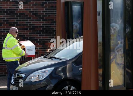 Leicester, Leicestershire, Royaume-Uni. 24 avril 2020. Un travailleur clé arrive pour un test de Covid-19 lors d'un essai de conduite de McDonaldÕs pendant le verrouillage de la pandémie de coronavirus. Credit Darren Staples/Alay Live News. Banque D'Images