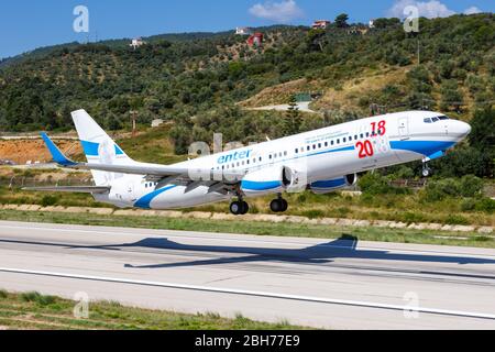 Skiathos, Grèce – 30 juillet 2019 : entrez dans l'avion Air Boeing 737-800 à l'aéroport de Skiathos (JSI) en Grèce. Banque D'Images