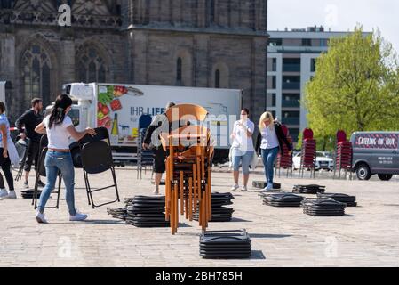 Allemagne, Magdeburg, 24 avril 2020: À Magdeburg, les propriétaires de restaurants ont installé 1000 chaises sur la place de la cathédrale. Ils protestent contre l'arrêt. La crise de Corona menace la mort de pubs et de restaurants en Allemagne. Crédit: Mattis Kaminer/Alay Live News Banque D'Images