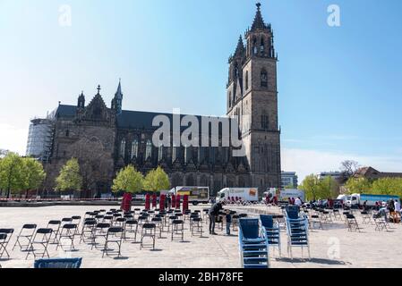 Allemagne, Magdeburg, 24 avril 2020: À Magdeburg, les propriétaires de restaurants ont installé 1000 chaises sur la place de la cathédrale. Ils protestent contre l'arrêt. La crise de Corona menace la mort de pubs et de restaurants en Allemagne. Crédit: Mattis Kaminer/Alay Live News Banque D'Images