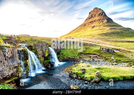 Chutes de Kirkjufell et montagne au coucher du soleil, vue grand angle sur une journée ensoleillée d'été. Banque D'Images