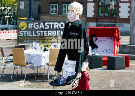 Dortmund, 24.04.2020: Leere Tische, Stühle und Betten auf dem Friedensplatz à Dortmund. Nach einem Aufruf des DeHoGa (Deutscher Hotel- und Gaststättenverband) haben sich Gastronomiebetriebe unter dem motto STILLSTERBEN zusammengean, UM an der Protestaktion teilzunehmen, mit der sie auf die Lage ihrer Betriebe auf Folkün der Berkübergen-Bern. -- Dortmund, 24 avril 2020: Tables vides, chaises et lits sur la Friedensplatz à Dortmund. Suite à un appel de la DeHoGa (Association allemande de l'Hôtel et du Restaurant), les établissements de restauration sont venus t Banque D'Images