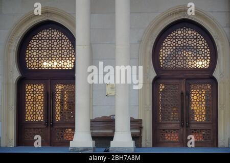 Dubaï Emirats Arabes Unis décembre 2019 façade d'une mosquée à la décoration très ornée. Architecture arabe. Portes de la mosquée de style oriental arabe. Humaid Al Tayer Masjid Banque D'Images