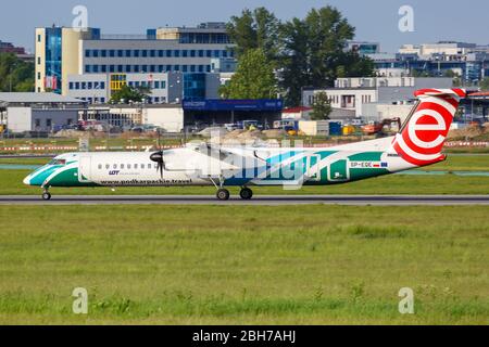 Varsovie, Pologne – 26 mai 2019 : LOT Polskie Linie Lotnicze Bombardier DHC-8-400 avion à l'aéroport de Varsovie (WAW) en Pologne. Banque D'Images