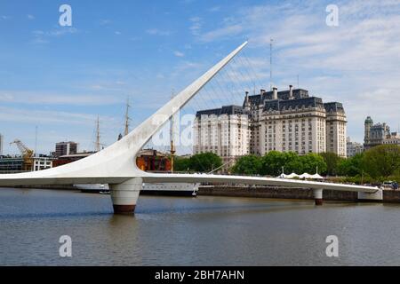 Pont tournant pour femmes ou Puente de la Mujer, Ministère argentin de la défense ou bâtiment Libertador derrière, Buenos Aires, Argentine Banque D'Images