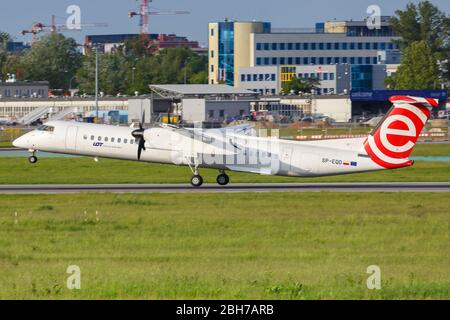 Varsovie, Pologne – 26 mai 2019 : LOT Polskie Linie Lotnicze Bombardier DHC-8-400 avion à l'aéroport de Varsovie (WAW) en Pologne. Banque D'Images