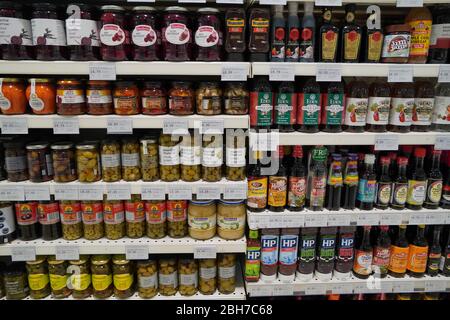 Dubai eau décembre 2019 traditionnel turc cornichons de fruits et légumes divers. Pots de cornichons salés sur UNE étagère de magasin. Betterave, olives, Cabba Banque D'Images