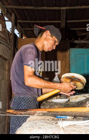 La préparation de l'homme kirghize Kirghize, pain traditionnel village Kochkor, Route de Song Kol Lac, province de Naryn, du Kirghizistan, de l'Asie centrale Banque D'Images