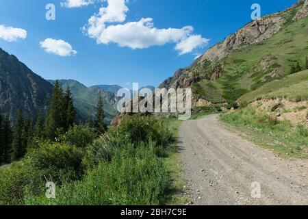 Route de gravier à travers les gorges de Naryn, région de Naryn, Kirghizistan Banque D'Images