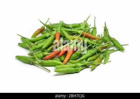 Piments rouges chauds, piment thaïlandais ou poivre thaïlandais isolés sur fond blanc. Banque D'Images