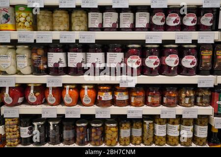 Dubai eau décembre 2019 traditionnel turc cornichons de fruits et légumes divers. Pots de cornichons salés sur UNE étagère de magasin. Betterave, olives, Cabba Banque D'Images