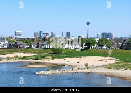 Plages de sable sur le Rhin près de Düsseldorf. En arrière-plan, la ligne d'horizon de Düsseldorf. Banque D'Images