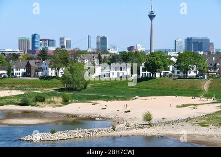 Plages de sable sur le Rhin près de Düsseldorf. En arrière-plan, la ligne d'horizon de Düsseldorf. Banque D'Images