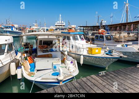 Rhodes, Grèce - 13 mai 2018 : bateaux de pêche dans le port de Rhodes Banque D'Images