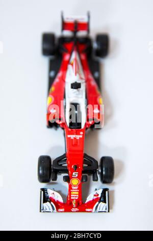 Bburago Ferrari 16-H 1:43 modèle Formule 1 voiture. La voiture de Sebastian Vettel est accompagnée d'un pilote de course. Banque D'Images