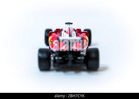 Bburago Ferrari 16-H 1:43 modèle Formule 1 voiture. La voiture de Sebastian Vettel est accompagnée d'un pilote de course. Banque D'Images