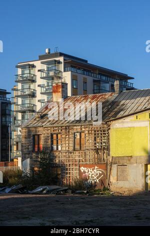 Vieux bâtiment laitier délabré devant la maison d'appartement neuve. Le gaspillage se transforme en quartier résidentiel à Järvenpää, en Finlande. Banque D'Images