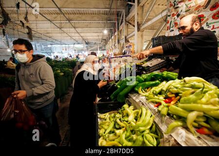 Alger. 24 avril 2020. Les gens achètent de la nourriture sur un marché avant le mois sacré islamique du Ramadan à Alger, en Algérie, le 23 avril 2020. Crédit: Xinhua/Alay Live News Banque D'Images