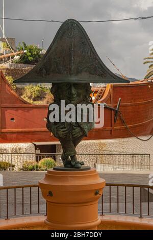 Santa Cruz de la Palma, îles Canaries/Espagne; 10 septembre 2018: La Palma typique danse sculpture naine, avec fond de musée de bateau Banque D'Images