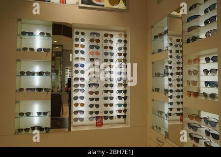 Dubai eau décembre 2019 lunettes de soleil dans un magasin. Porte-lunettes de soleil. Prada, Dior, Roberto Cavalli, Ray Ban lunettes de soleil. Gros plan des rangées de lunettes de soleil Banque D'Images