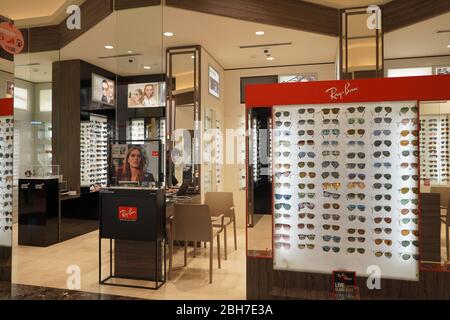 Dubai eau décembre 2019 lunettes de soleil dans un magasin. Porte-lunettes de soleil. Prada, Dior, Roberto Cavalli, Ray Ban lunettes de soleil. Gros plan des rangées de lunettes de soleil Banque D'Images