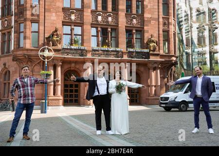 Dortmund, 24 avril 2020: Mariage à Corona Times. Une mariée et une marié le 24 avril 2020. Devant le bureau de registre, les deux groomssmen les ont félicitées à une distance de sécurité appropriée. Banque D'Images