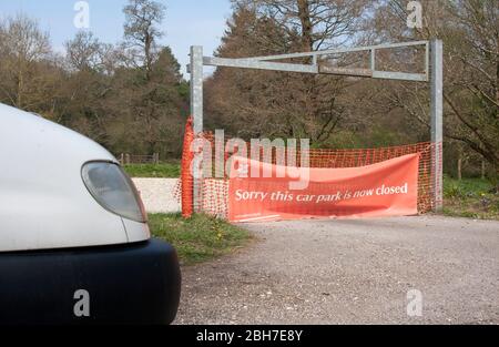 Campagne équipement parking fermeture du parc pendant le verrouillage du coronavirus, avril 2020, West Sussex, Angleterre Banque D'Images