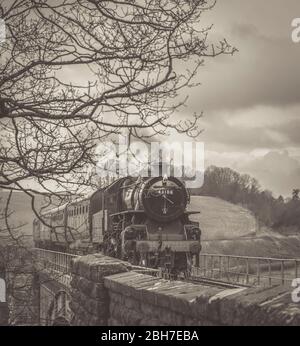 Vue monochrome de face du train à vapeur britannique d'époque, locomotive 43106, en approche dans la campagne rurale du Worcestershire, Severn Valley Railway. Banque D'Images