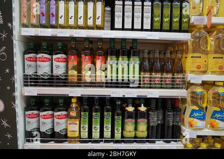 Bouteilles d'huiles de cuisson à vendre. Maïs, tournesol, huiles d'olive extra vierges. Rangées d'huile de cuisson saine de haute qualité. Variété de marque d'huile de cuisson sur Banque D'Images