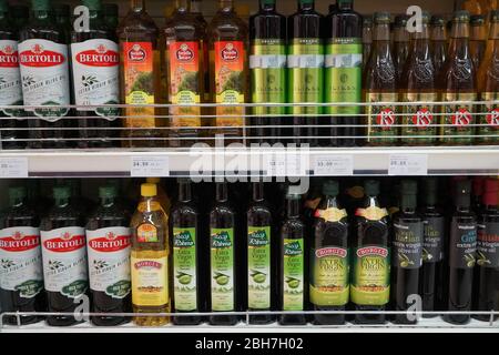 Bouteilles d'huiles de cuisson à vendre. Maïs, tournesol, huiles d'olive extra vierges. Rangées d'huile de cuisson saine de haute qualité. Variété de marque d'huile de cuisson sur Banque D'Images