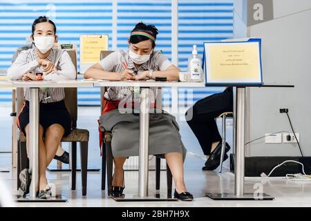 KANCHANABURI/THAÏLANDE-18 AVRIL 2020:le personnel du restaurant MK attend de recevoir des commandes de nourriture de clients pour rentrer à l'intérieur du magasin Robinson Department c Banque D'Images