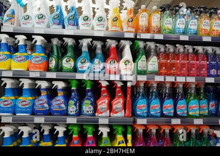 Fournitures de nettoyage, sprays, liquides détergents de nettoyage à vendre sur un stand de supermarché. Bouteilles avec produits de nettoyage pour le nettoyage de maison de divers hommes Banque D'Images