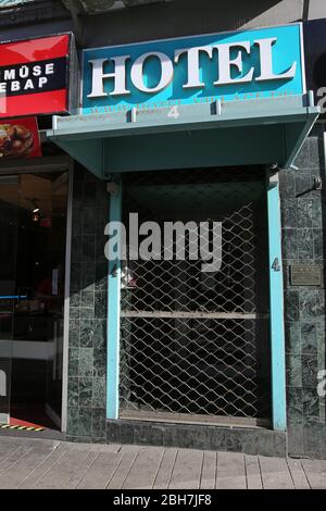 Hambourg, Allemagne. 22 avril 2020. Un panneau avec le mot « Hôtel » peut être vu dans un hôtel fermé dans le centre-ville. Les hôtels de la ville hanséatique sont fermés pour des opérations touristiques en raison de la crise de Corona. Crédit: Bodo Marks/dpa/Alay Live News Banque D'Images