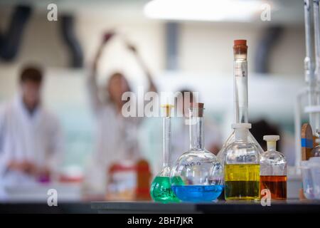 Équipement de chimie avec différents produits chimiques de couleur dans un laboratoire Banque D'Images