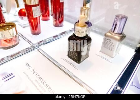 La bouteille de réparation de nuit avancée d'Estee Lauder est disponible sur étagère au magasin Blueport Department Hua Hin, Thaïlande 12 janvier 2019 Banque D'Images