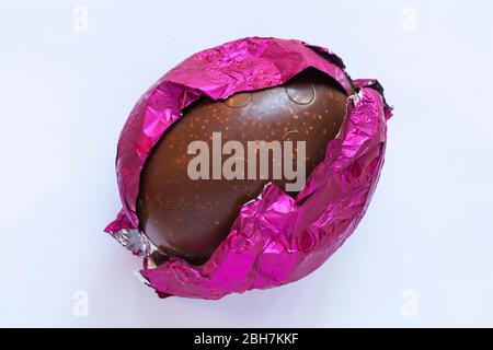 NOMO pas de légumes et sans fruits et œufs de Crunch isolés sur fond blanc - chocolat végétalien crémeux doux sans noix d'oeuf de gluten de lait Banque D'Images