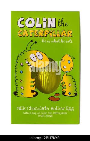 M&S Colin l'oeuf de Pâques au chocolat Caterpillar il mange isolé sur fond blanc - lait chocolat Hollow Egg Banque D'Images