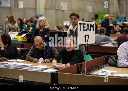 Nombre de votes des élections générales à l'Université St Mary's, à Twickenham, dans le sud-ouest de Londres, en Angleterre, au Royaume-Uni Banque D'Images