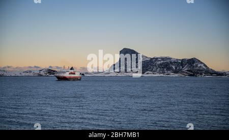 Hurtigruten, Kong Harold, naviguant dans les fjords du nord juste au-dessus du cercle arctique Banque D'Images