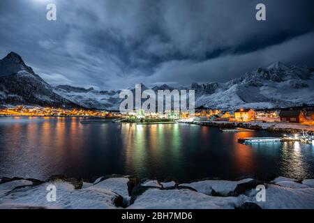 Moonlight sur Mefjord, Senja, Norvège. Banque D'Images