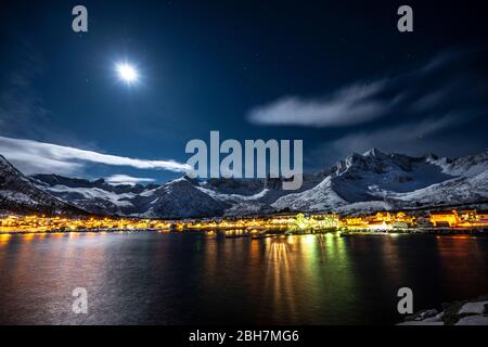 Moonlight sur Mefjord, Senja, Norvège. Banque D'Images