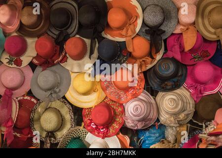 Chapeaux à vendre à un marqué à Antsirabe, Madagascar. Banque D'Images