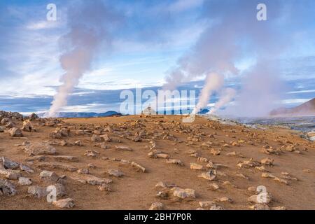 Vapeur de trous de boue et solfataras dans la zone géothermique de Hverir près du lac Myvatn, dans le nord de l'Islande Banque D'Images