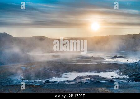 Vapeur de trous de boue et solfataras dans la zone géothermique de Hverir près du lac Myvatn, dans le nord de l'Islande Banque D'Images